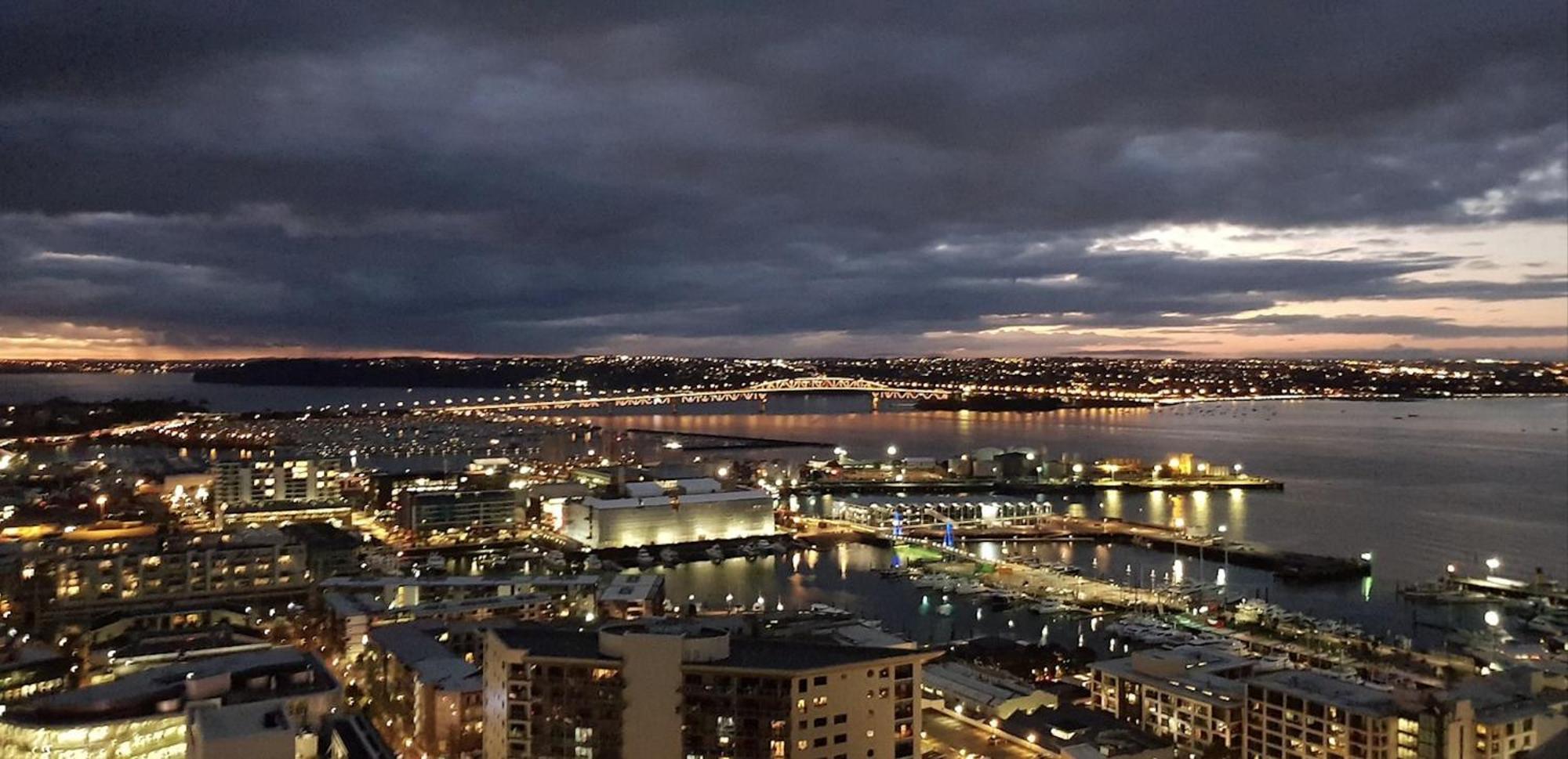 Magnificent Harbour View Skytower View Apartment In Cbd Окленд Экстерьер фото